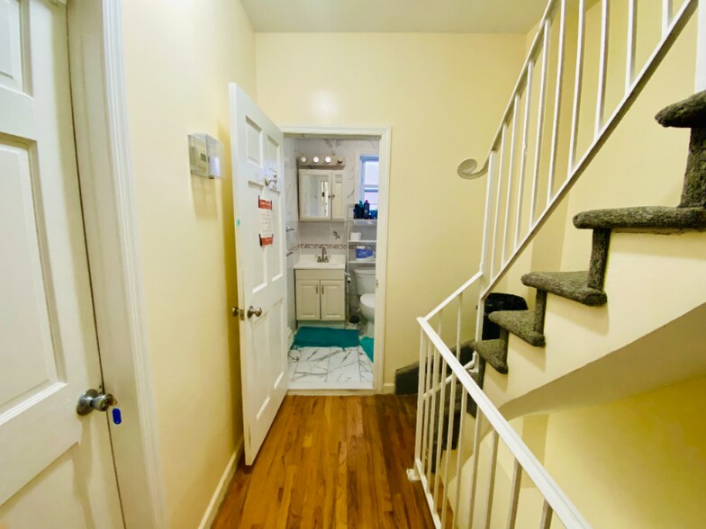 Building Photo - 20 Vineyard Ave