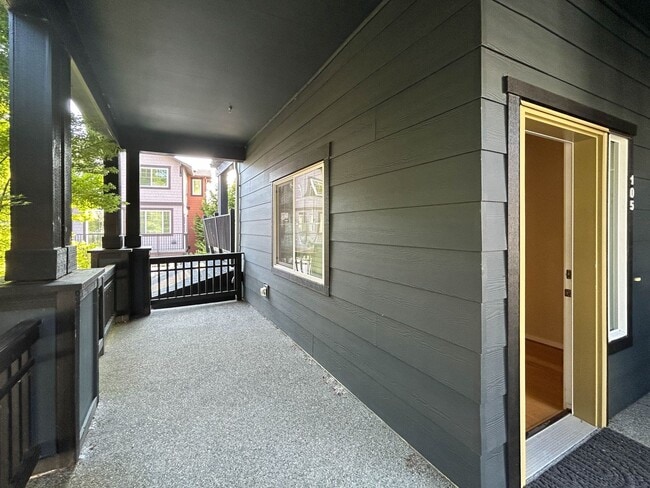 Building Photo - Spacious 3BR/3.5BA Townhome in Desirable E...