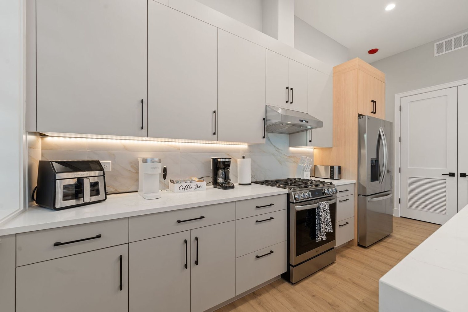 Building Photo - 801 S Western Ave