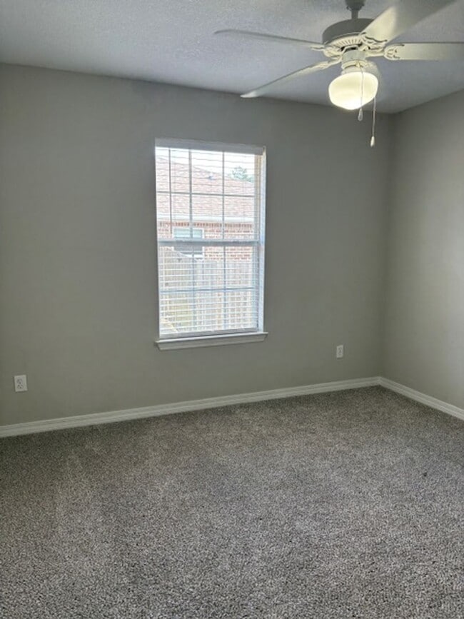 Building Photo - 1831 Sundown Dr