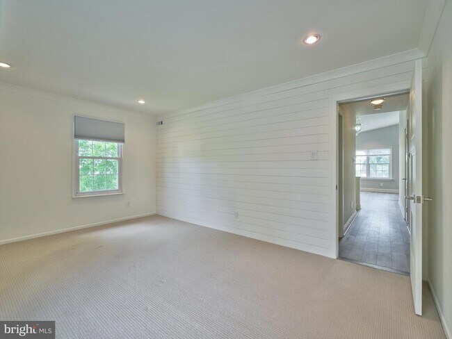 Building Photo - 51 Meadow Ln