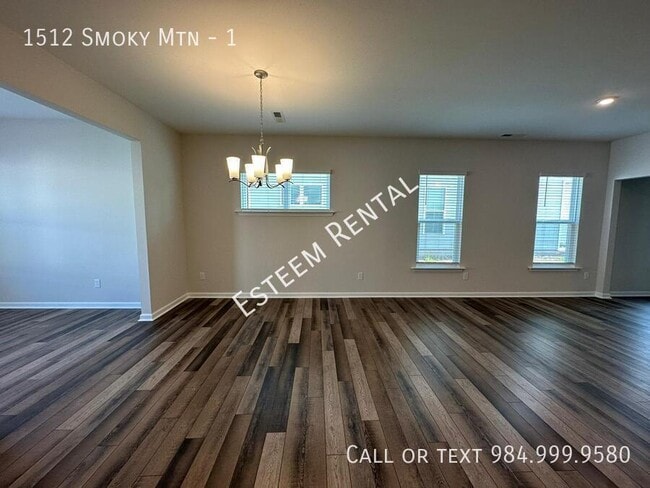 Building Photo - 1512 Smoky Mountains St