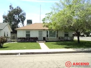 Building Photo - Comfortable 3BD/1BA Home in Bakersfield's 93304 — Gardener Included & Pets Welcome!