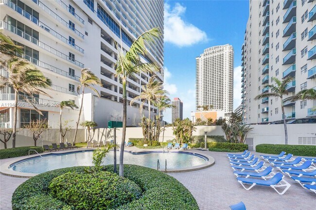 Building Photo - 4001 S Ocean Dr