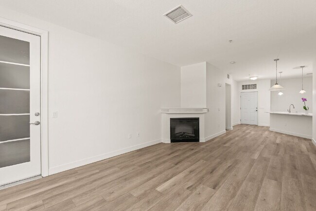 Building Photo - "Spacious, Sophisticated, Modern 3BR, 2BA Condo in the heart of downtown