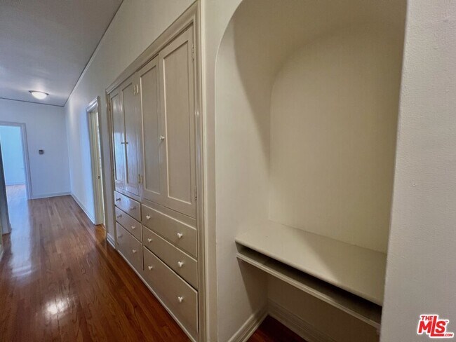 Building Photo - 145 N Sycamore Ave