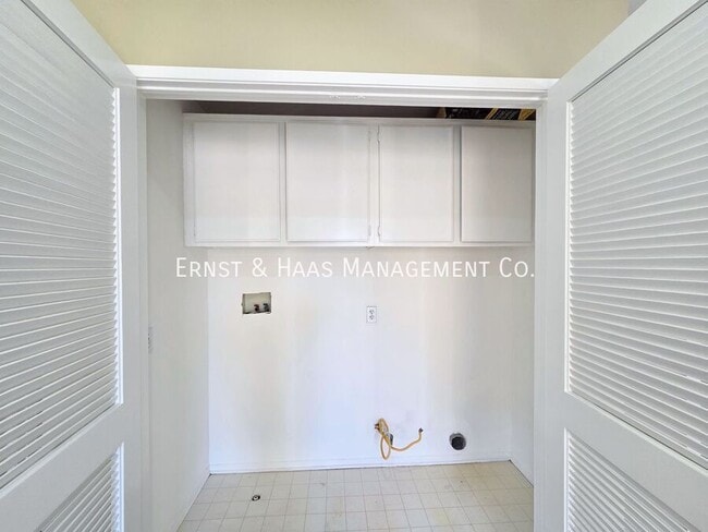 Building Photo - 2931 N Santa Fe Pl