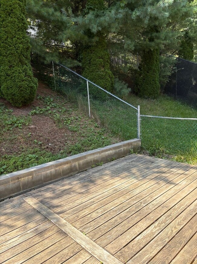 Building Photo - 3 Bedroom/2.5 Bath Townhome located in clo...