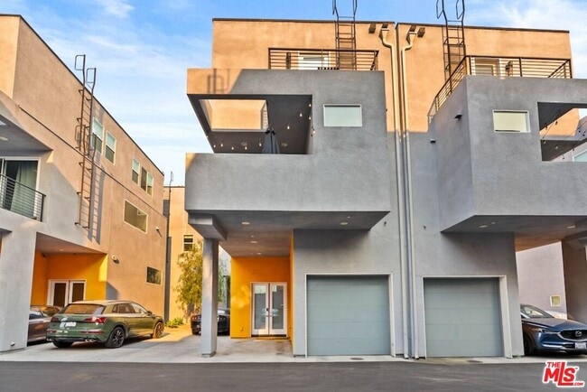 Building Photo - 3034 1/4 N Coolidge Ave