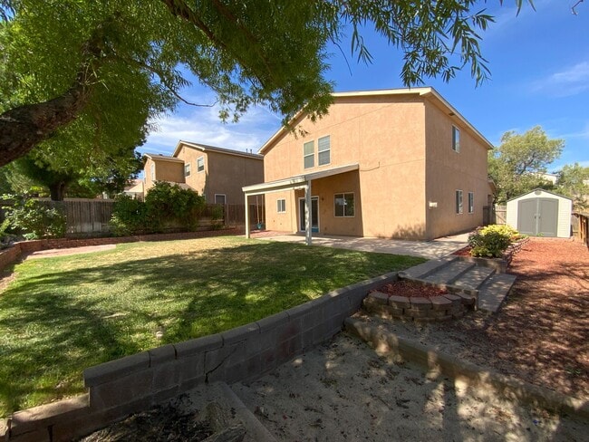 Building Photo - 4 Bedroom Home Available Near Golf Course ...