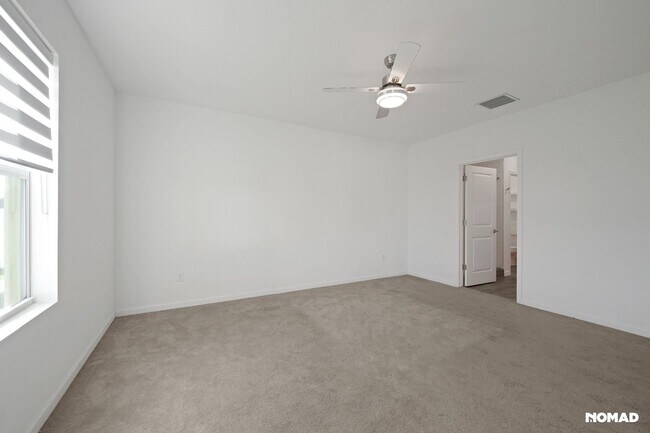 Building Photo - Spacious 5BR House in Fort Pierce, 5 minut...