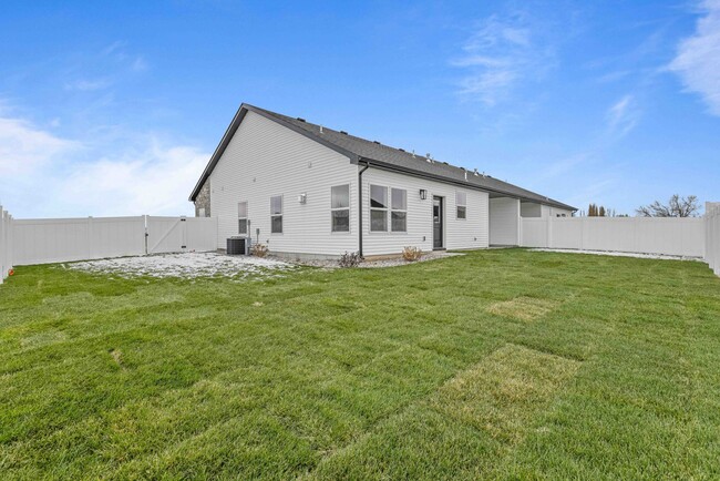 Building Photo - DARLING twin home located in Sugar City, I...