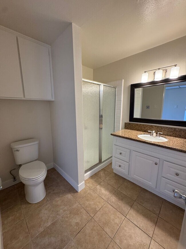Building Photo - Light Filled Top Floor Condo in Premier 55+ Oaknoll Community