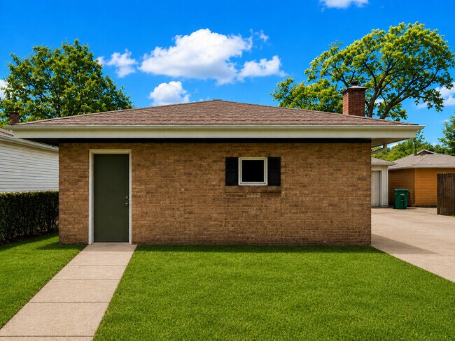 Building Photo - 4824 S Lotus Ave