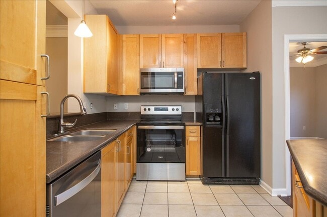 Building Photo - 2bd/2Ba Midtown Condo Perfect for Roommates w/ Pool and Gym!