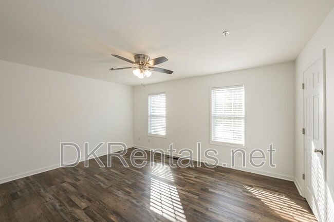 Building Photo - 215 Morris Ln