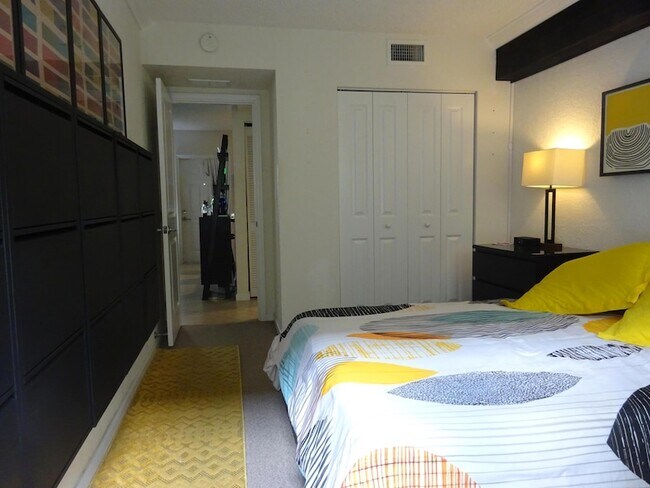 Building Photo - 2660 NE 8th Ave