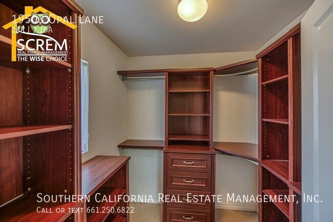 Building Photo - Two Bedroom Townhome in Santa Clarita