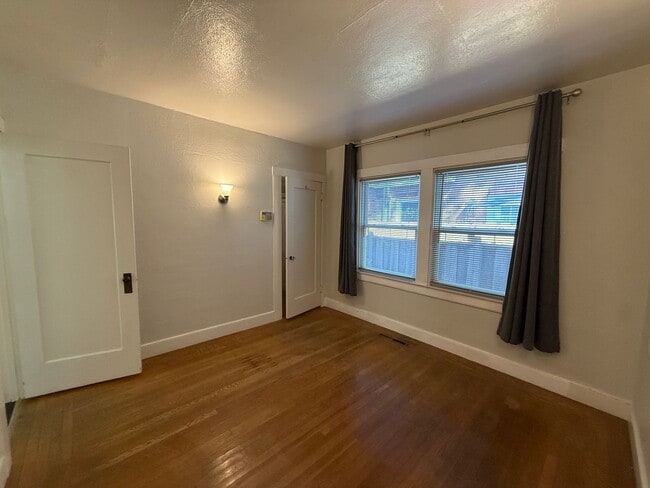 Building Photo - Cozy 2 bed 1 bath available now!