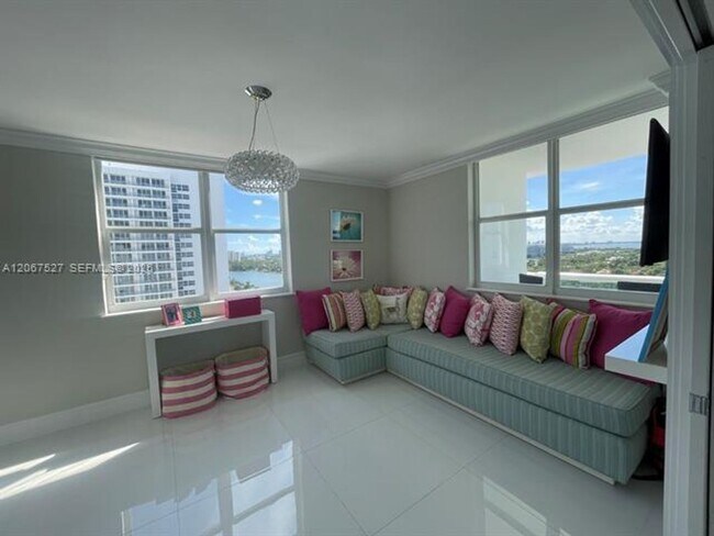 Building Photo - 5001 Collins Ave