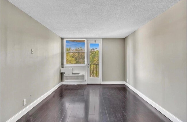 Building Photo - 2701 Riverside Dr