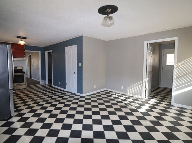 Building Photo - 3 Bedroom home close to local amenities