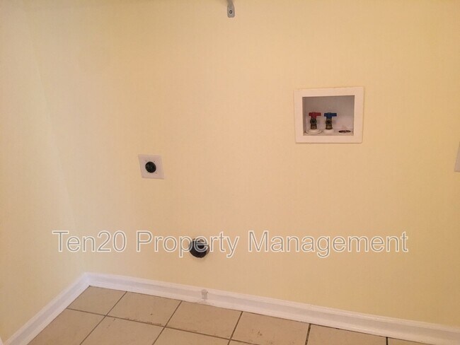 Building Photo - 8029 Silverado Dr