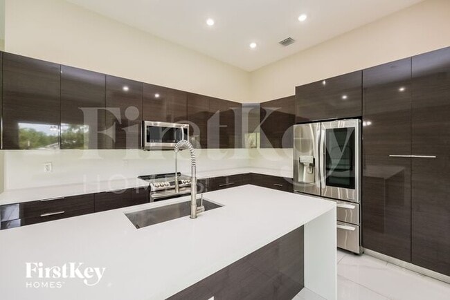 Building Photo - 1117 Pisa St E