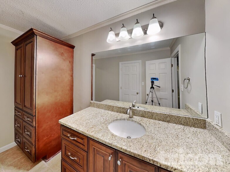 Building Photo - 2855 Dellinger Dr