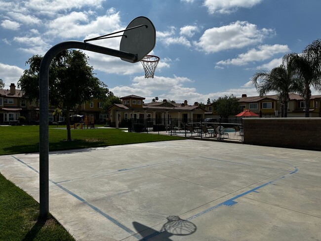 Building Photo - Redlands Townhome For Rent!