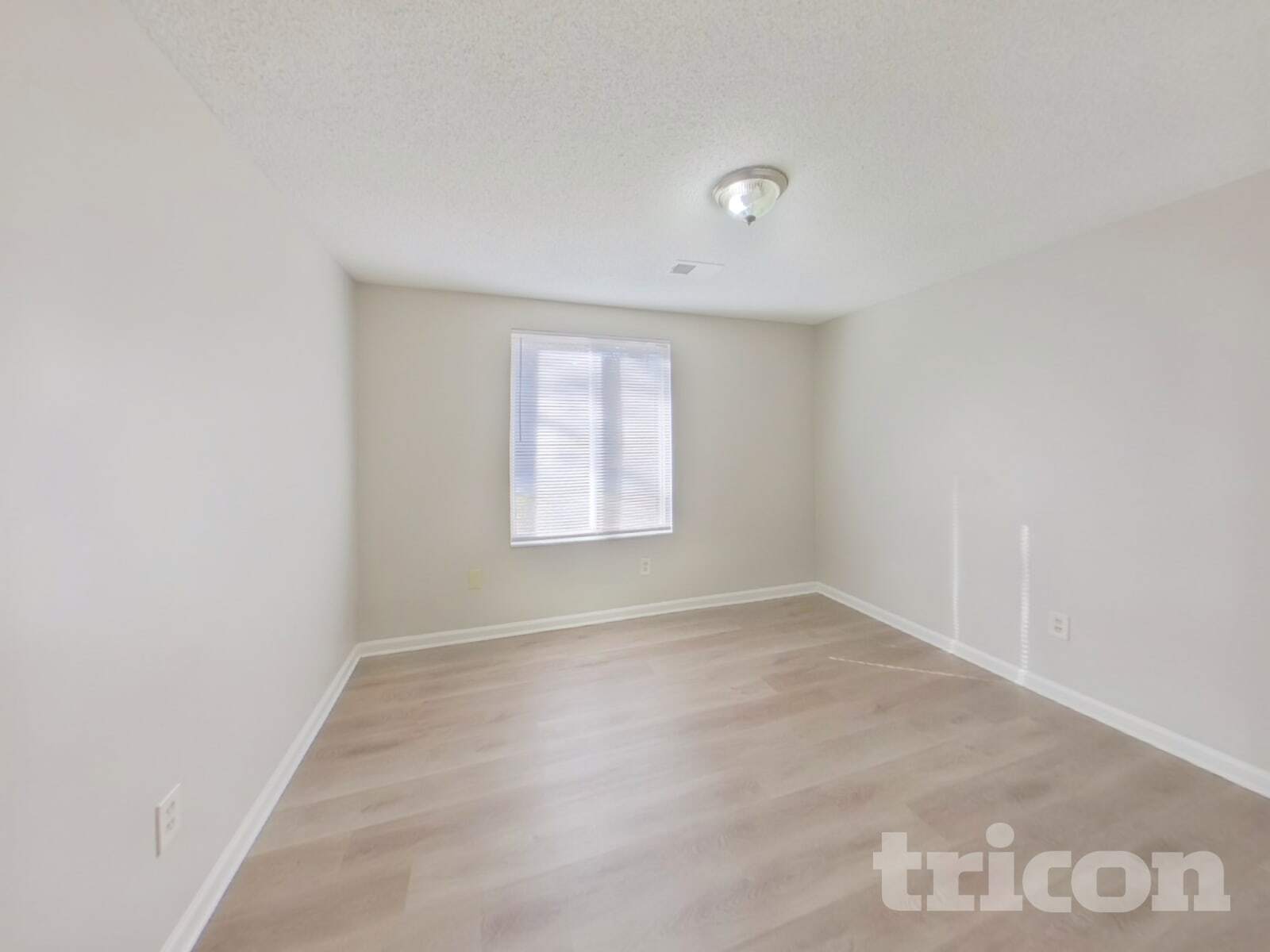 Building Photo - 201 Raintree Dr