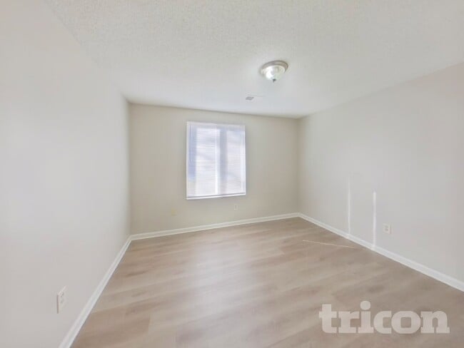 Building Photo - 201 Raintree Dr