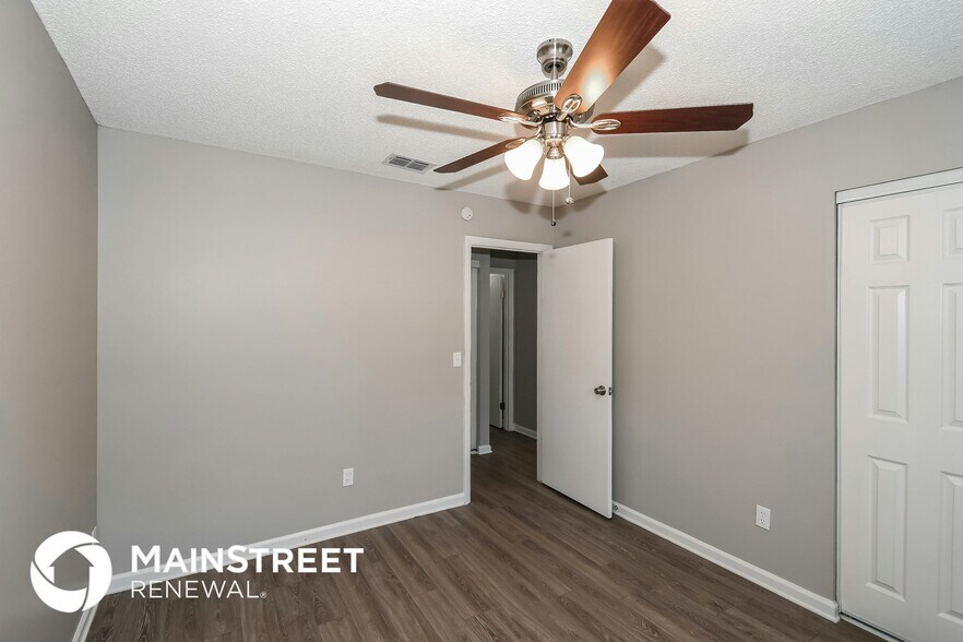 Building Photo - 2419 Winterwood Cir E