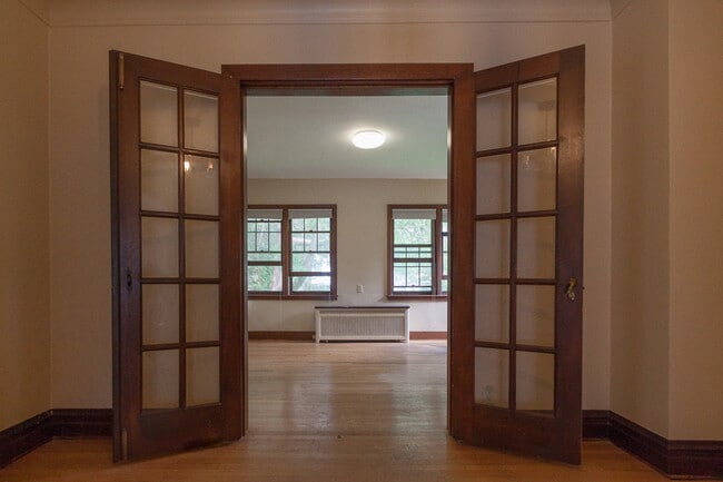 Building Photo - 2642 Kendall Avenue