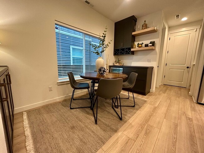 Building Photo - Beautiful Upgraded Vancouver Townhome!