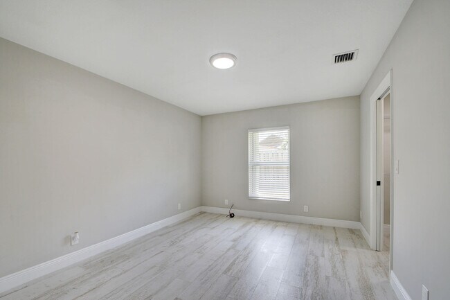 Building Photo - 1425 N Federal Hwy