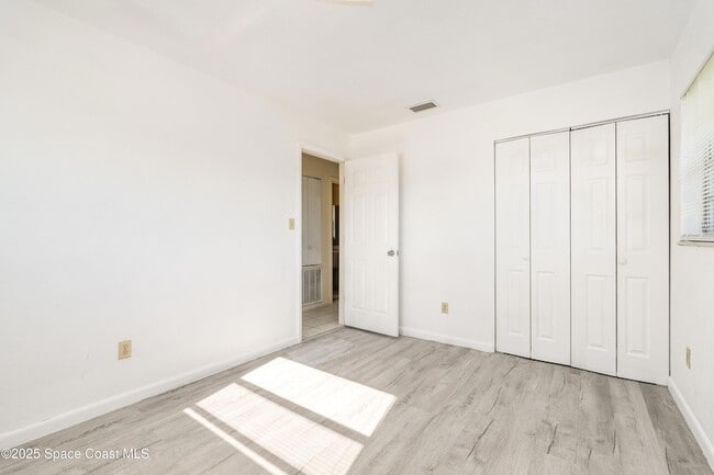 Building Photo - 557 Cox St