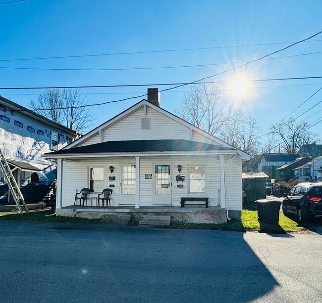 Building Photo - 1 Bedroom Duplex!