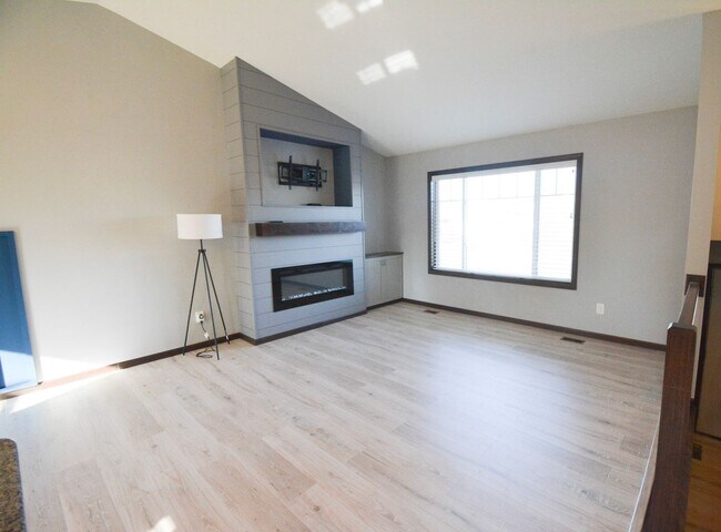 Building Photo - Remodeled 4-Bedroom Home for Rent with Garage & Deck