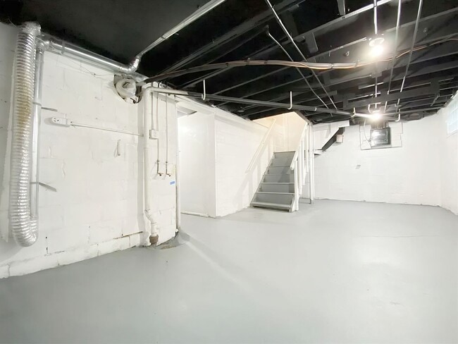 Building Photo - Charming 2-Bedroom Home with Hardwood Floors & Great Location Near Des Moines