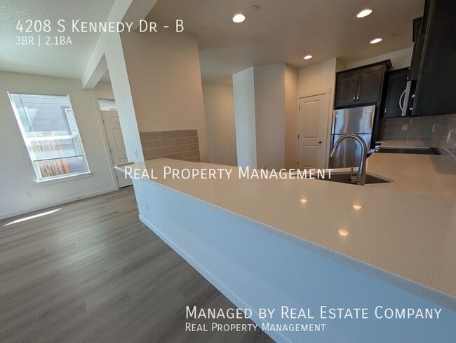 Building Photo - 4208 S Kennedy Dr