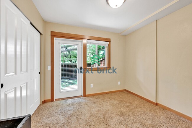 Building Photo - BEAUTIFUL 3 BEDS & 2.5 BATH TOWNHOME FOR RENT