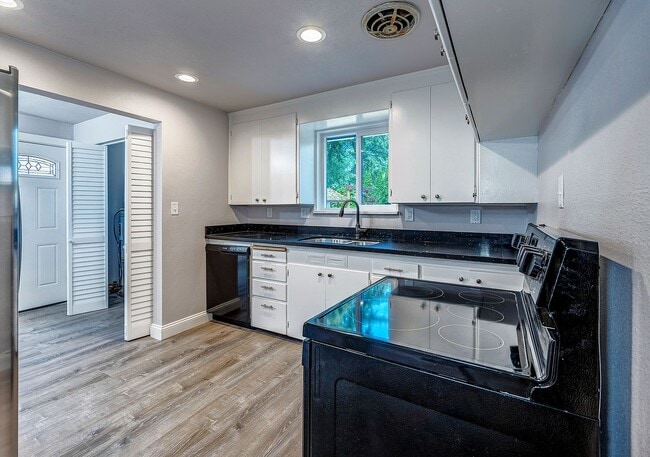 Building Photo - Shoreline Rambler