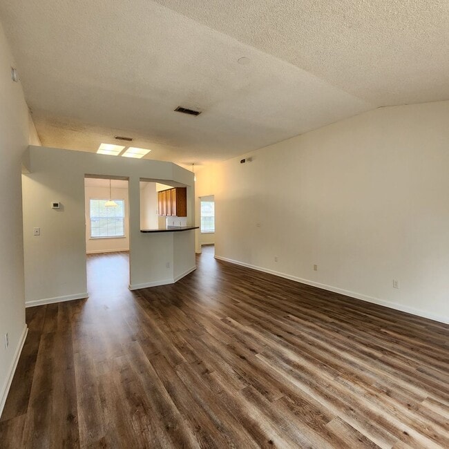 Building Photo - 3/2 Single Family