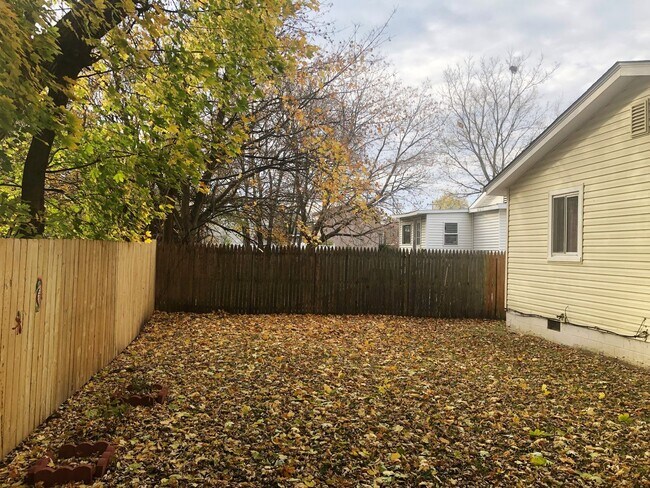 Building Photo - 520 - 1136-38 Delos