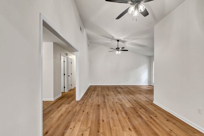 Building Photo - Beautifully Renovated 3 bed/2.5 bath in Ri...