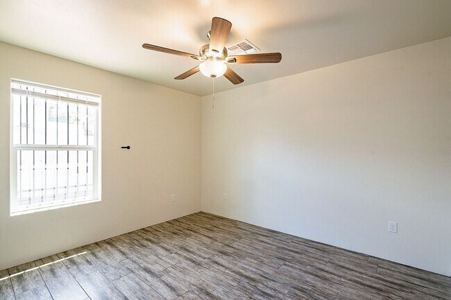 Building Photo - 615 S Santa Rita Ave