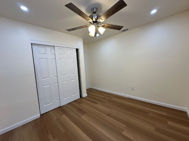 Building Photo - Single level 3BR, 2 BA, 2 car garage