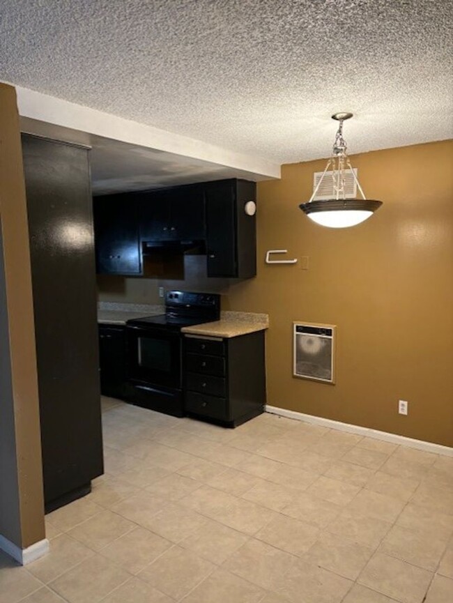 Building Photo - Clean 1 Bedroom / 1 Bathroom Condo in Cali...