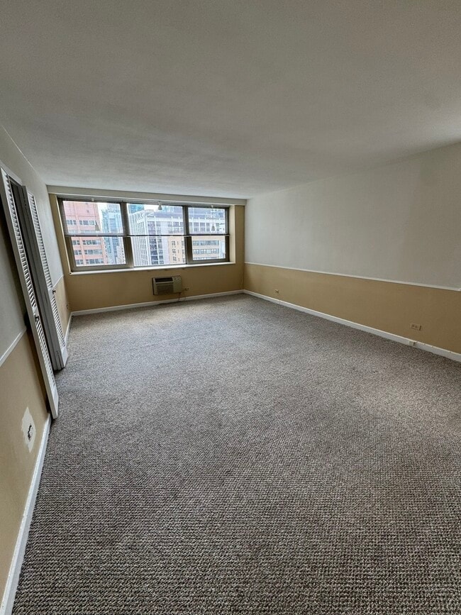 Building Photo - 253 E Delaware Pl